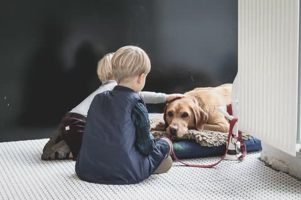 Chien Golden Retriever avec les enfants de la famille dans la maison 