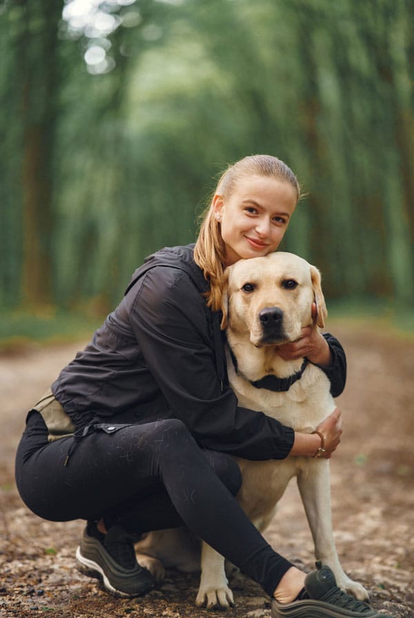 Chien avec sa propriétaire dehors