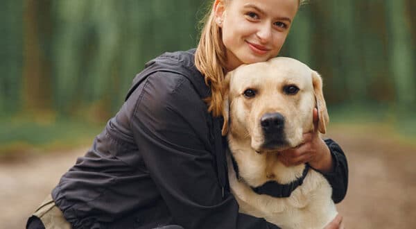 Chien avec sa propriétaire dehors