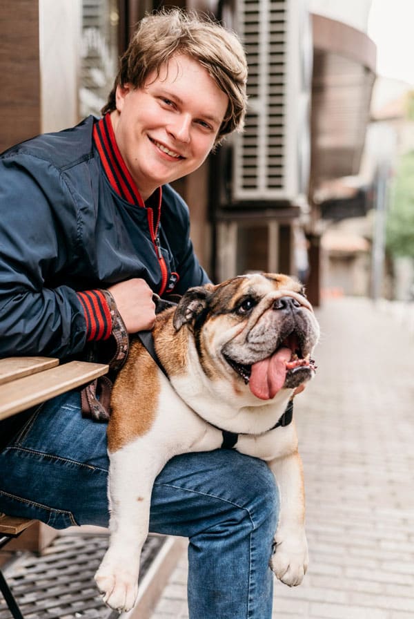 Chien Bulldog avec son propriétaire