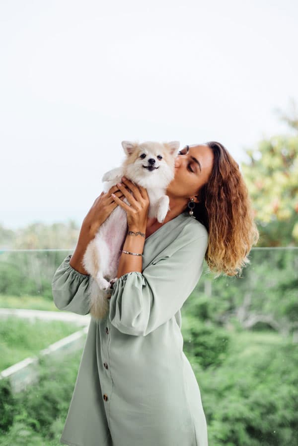 Un chien et sa propriétaire qui font un câlin