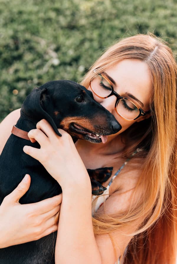 Chien type Teckel avec sa propriétaire