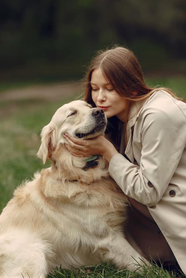 Chien avec sa propriétaire dans un parc