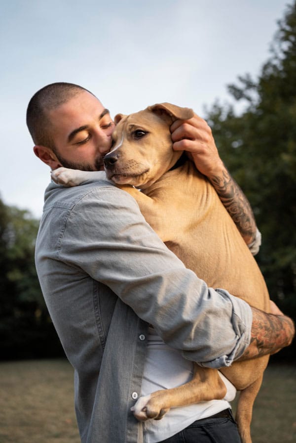 Chien jeune avec son propriétaire